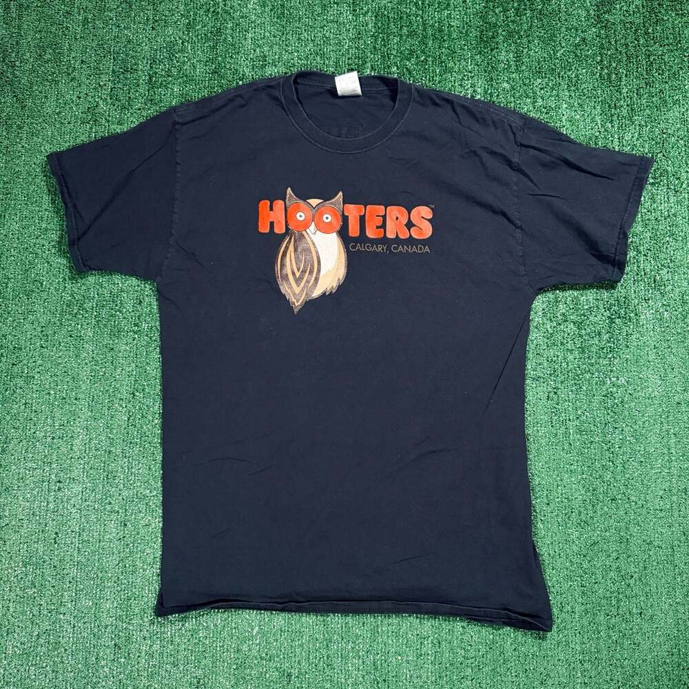 Vintage Hooters Calgary Canada Graphic T-Shirt Black XL Fruit of the Loom